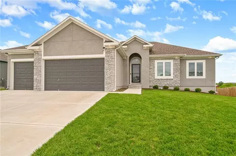 1017 Fox Trot Dr, Odessa, MO 64076