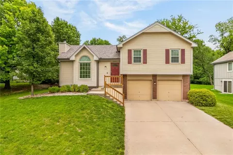 6499 NW Valley Dr, Parkville, MO 64152