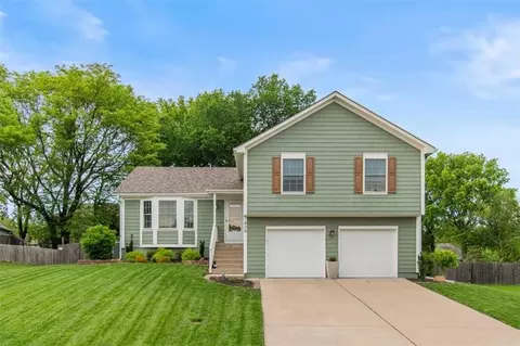 420 NE Victoria Cir, Lees Summit, MO 64086