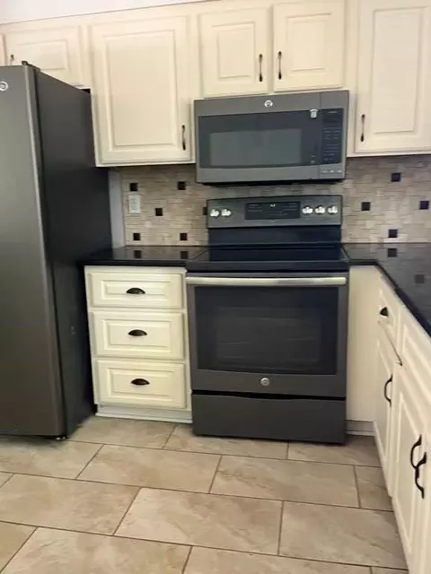 Kitchen - 8958 E 54th St, Raytown, MO 64133 photo 3 of 4