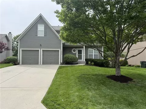 16056 S Stagecoach Dr, Olathe, KS 66062