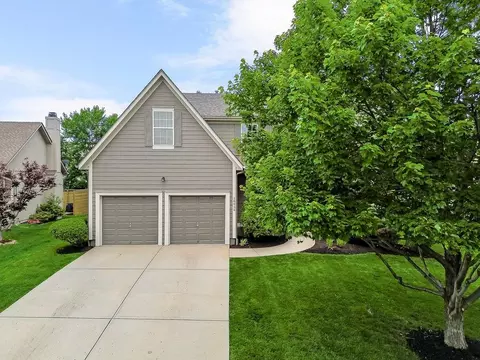 16056 S Stagecoach Dr, Olathe, KS 66062