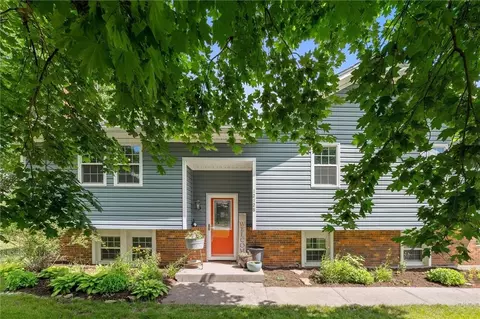 12128 Hollingsworth Rd, Kansas City, KS 66109