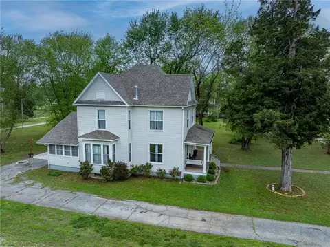 Exterior - 618 E Maple St, Columbus, KS 66725 photo 4 of 9