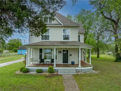 Exterior - 618 E Maple St, Columbus, KS 66725 photo 2 of 9