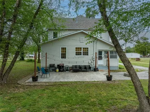 Exterior - 618 E Maple St, Columbus, KS 66725 photo 5 of 9