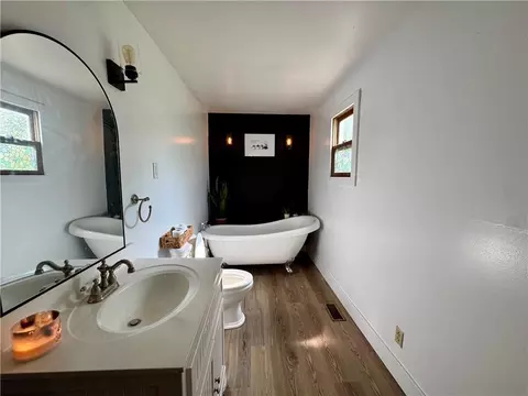 Bath - 618 E Maple St, Columbus, KS 66725 photo 1 of 5