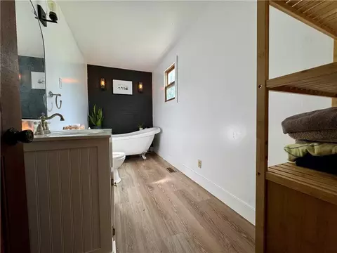 Bath - 618 E Maple St, Columbus, KS 66725 photo 2 of 5