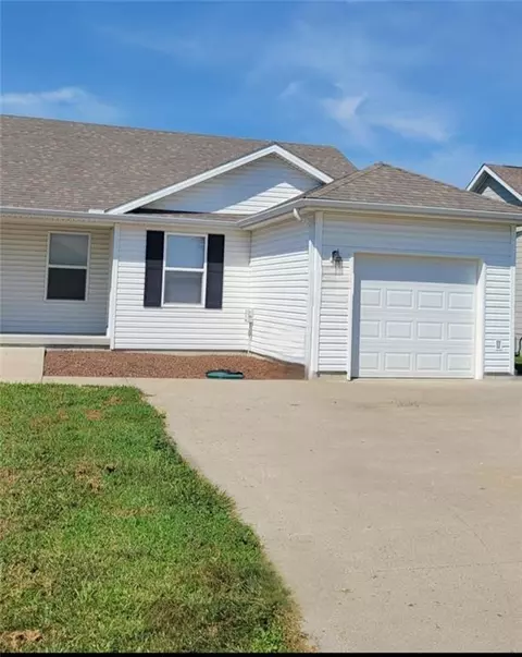 11755 Ridgeway Dr, Saint Joseph, MO 64505