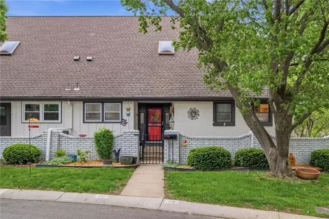 70 Woodbridge Ln, Kansas City, MO 64145