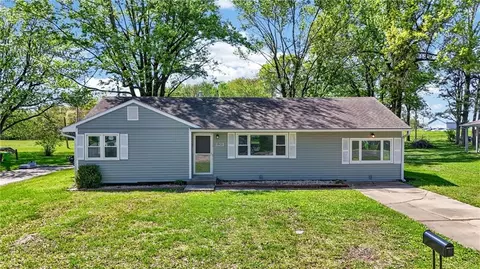 1901 Crestwood Dr, Harrisonville, MO 64701
