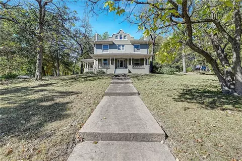 221 W Front St, Bonner Springs, KS 66012