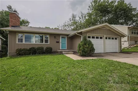 8404 Kenwood Ave, Kansas City, MO 64131