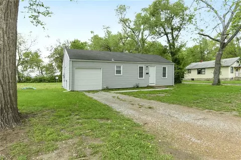 7806 E 86th St, Raytown, MO 64138