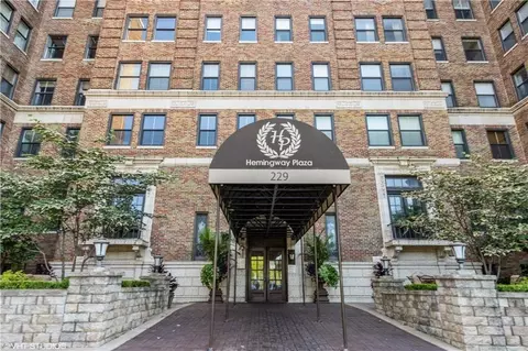 229 Ward Pkwy #101B, Kansas City, MO 64112