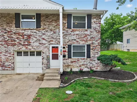 7189 NW Chapel Woods Ln, Kansas City, MO 64152