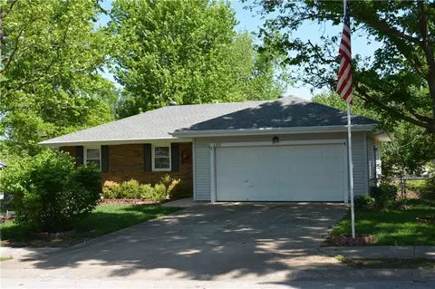 1102 Halsey Ter, Harrisonville, MO 64701