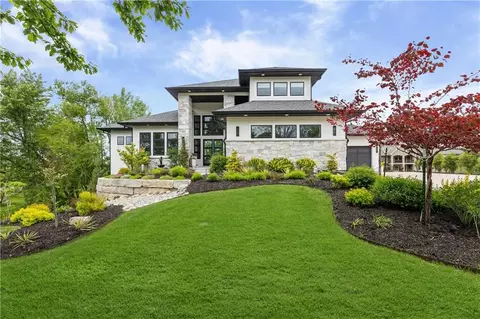 10114 W 152nd Ter, Overland Park, KS 66221