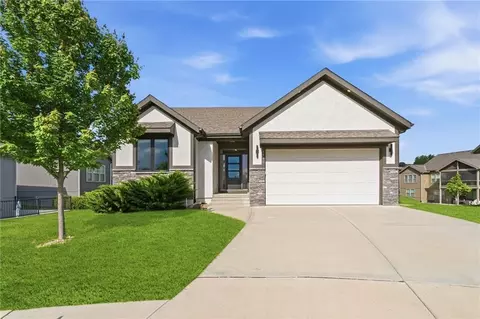 4910 NW Ridgewood Ct, Riverside, MO 64150