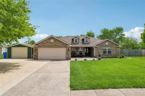 850 Myers Dr, Tonganoxie, KS 66086