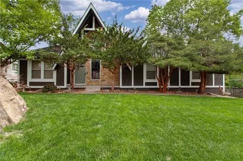 1612 SW White Oak Ln, Blue Springs, MO 64015