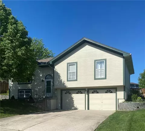 810 Pine Crest Ave, Kearney, MO 64060