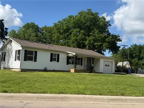 902 W 1st St, Coffeyville, KS 67337