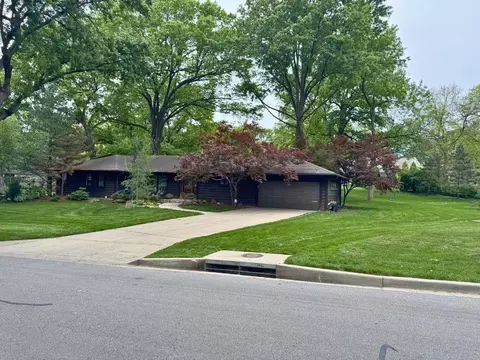 8500 Cherokee Ln, Leawood, KS 66206