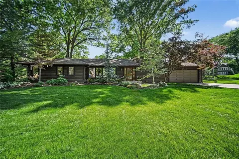 8500 Cherokee Ln, Leawood, KS 66206