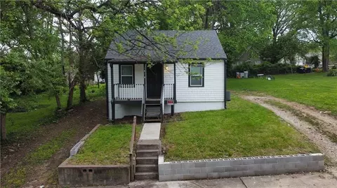 2810 Elmwood Ave, Kansas City, MO 64128
