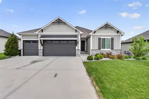 227 SW Eagles Ridge Dr, Blue Springs, MO 64014