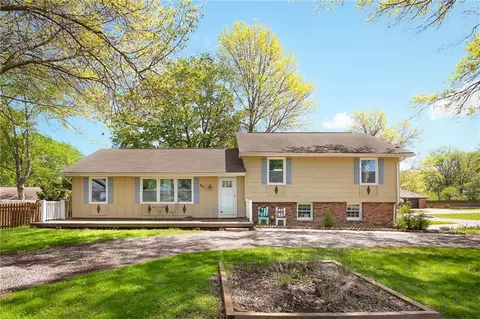 201 20th Ave, Greenwood, MO 64034