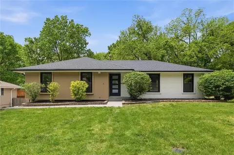 6832 NW Pleasant View Dr, Parkville, MO 64152