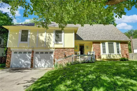 10434 Bradshaw St, Lenexa, KS 66215