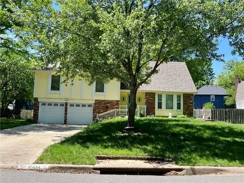 10434 Bradshaw St, Lenexa, KS 66215