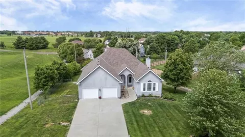 17603 157th St, Basehor, KS 66007