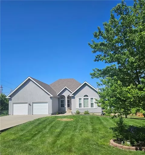 17603 157th St, Basehor, KS 66007