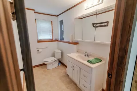 Bath - 1105 Summerfield Ct, Atchison, KS 66002 photo 3 of 4