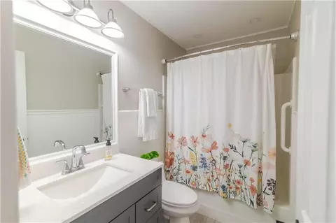 Bath - 1105 Summerfield Ct, Atchison, KS 66002 photo 2 of 4