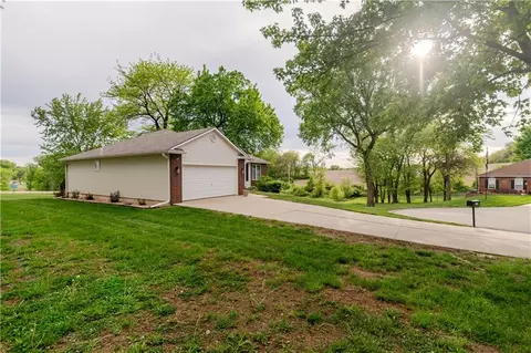 Exterior - 1105 Summerfield Ct, Atchison, KS 66002 photo 4 of 11