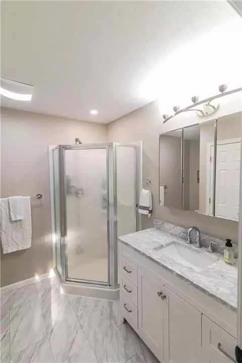 Bath - 1105 Summerfield Ct, Atchison, KS 66002 photo 1 of 4