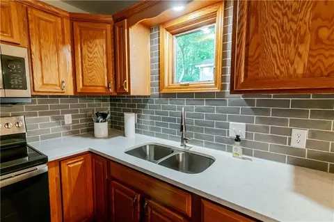 Kitchen - 1105 Summerfield Ct, Atchison, KS 66002 photo 4 of 4