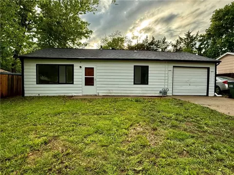 1531 Wedgewood Dr, Lawrence, KS 66044