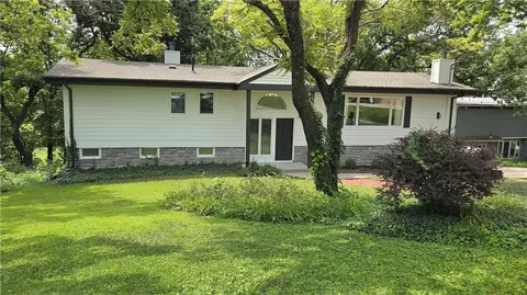250 Arapahoe Cir, Lake Quivira, KS 66217