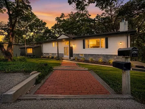 250 Arapahoe Cir, Lake Quivira, KS 66217
