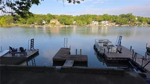 250 Arapahoe Cir, Lake Quivira, KS 66217