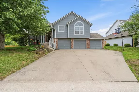 2316 SW Tracker Ln, Lees Summit, MO 64082