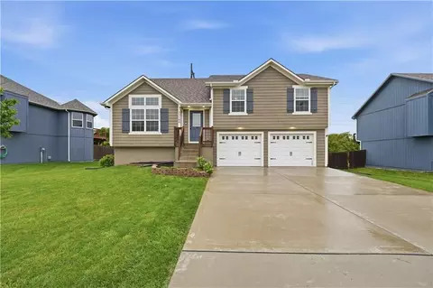 22100 Crystal Ave, Peculiar, MO 64078