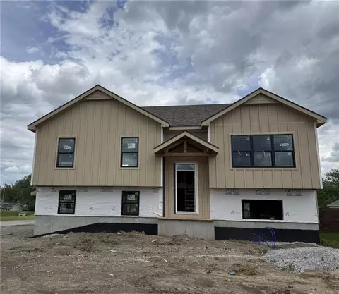 302 Lykins Ln, Cameron, MO 64429