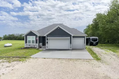 20196 207th St, Tonganoxie, KS 66086